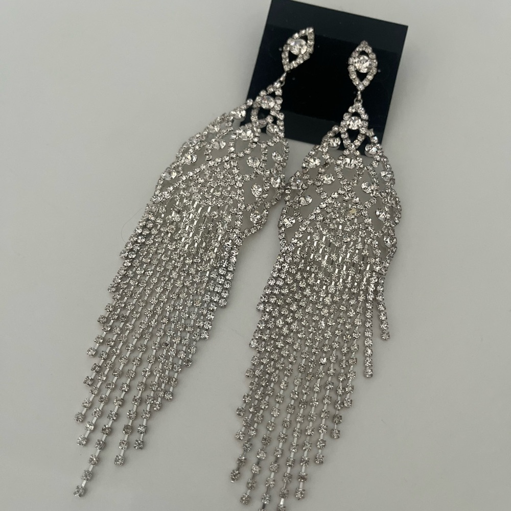 NEW🤩Elegant Silver Dangle Earrings perfect for any event!